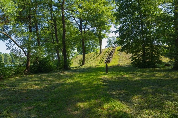 Alte Befestigungsanlagen in Vainežeris: der Okopka-Hügel