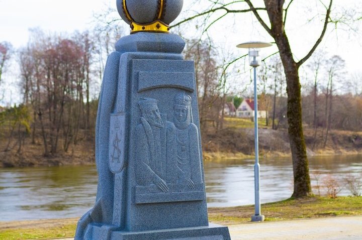 Skulptur Stela (Denkmal Kronen)