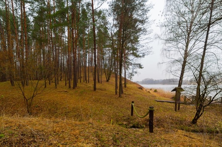 Burghügel Šlavantai mit alter Siedlung