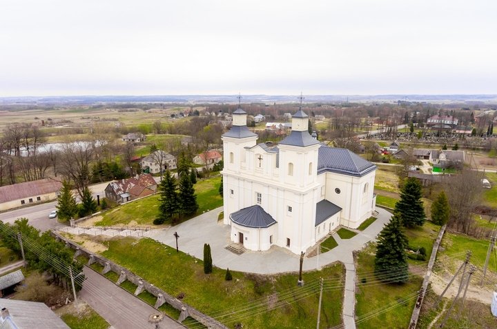 Kirche der Heiligen Dreifaltigkeit Rudamina und Pfarrhaus