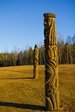 Komposition aus Holzskulpturen in Švendubrė