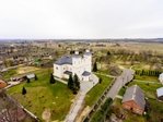 Kirche der Heiligen Dreifaltigkeit Rudamina und Pfarrhaus